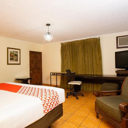 Oyo Hotel Hacienda Don Luis, Rosarito Exteriér fotografie A room at the hotel