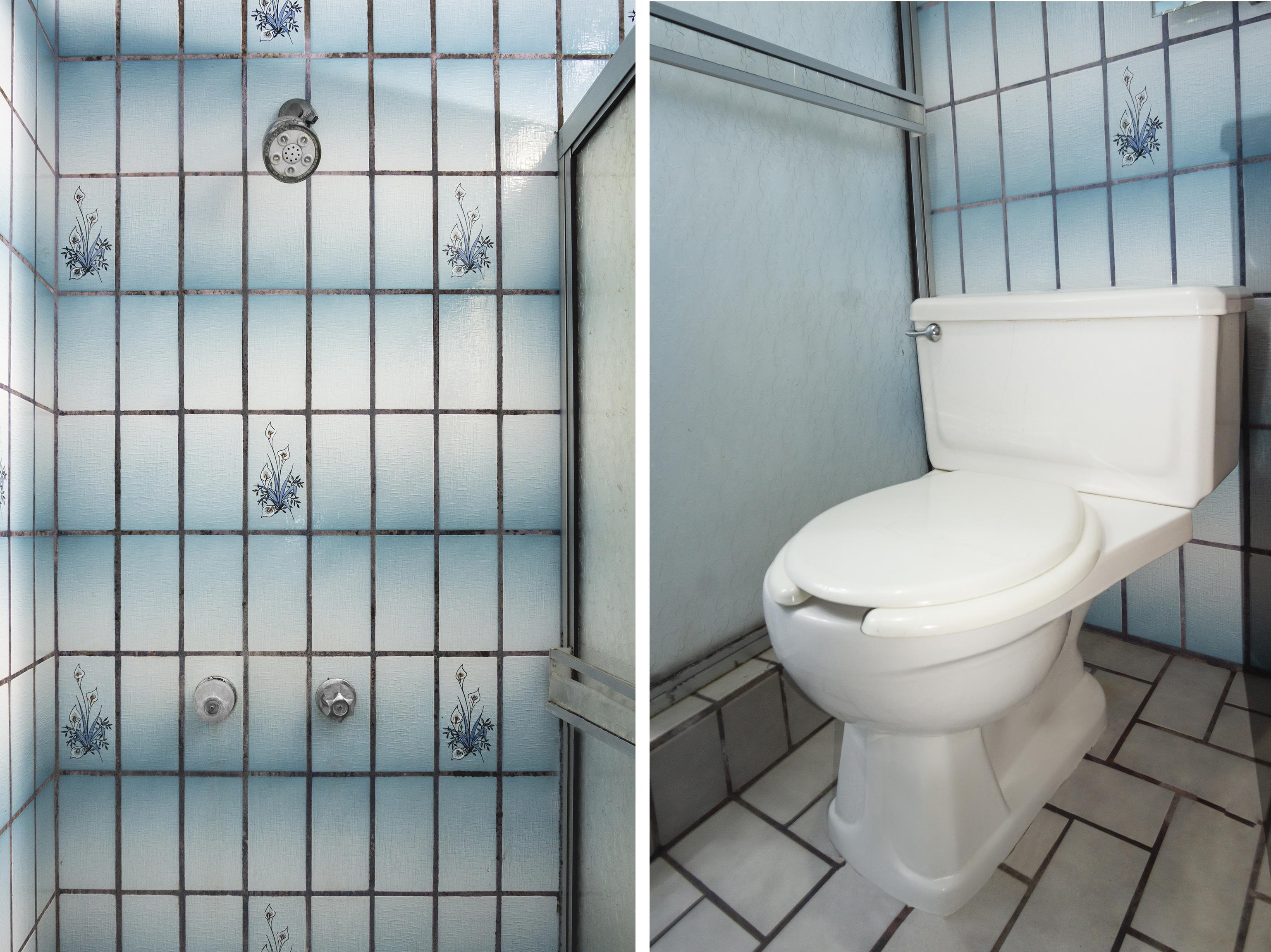 Oyo Hotel Hacienda Don Luis, Rosarito Exteriér fotografie A shower and toilet in a typical Western bathroom