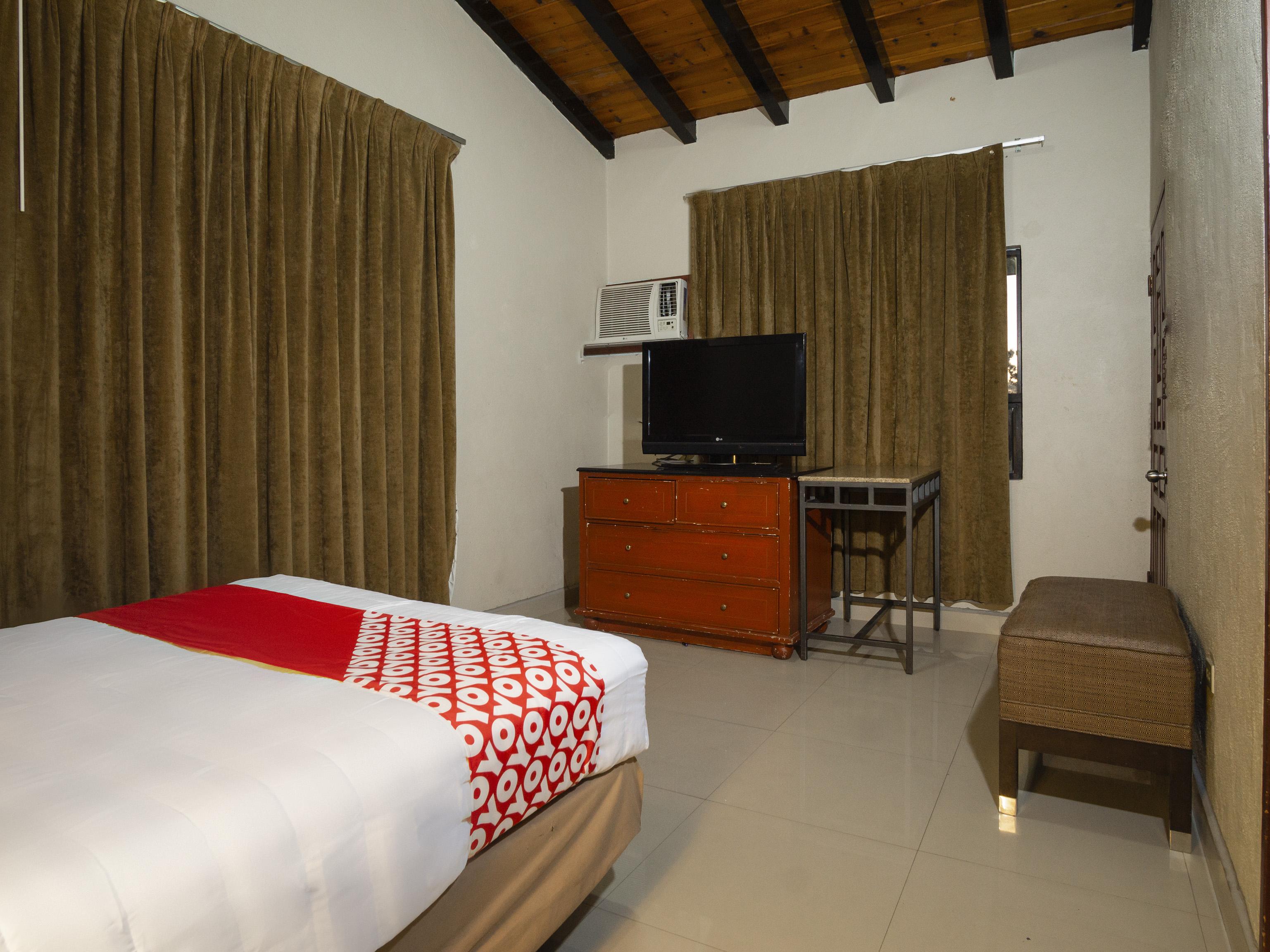 Oyo Hotel Hacienda Don Luis, Rosarito Exteriér fotografie A bedroom at the hotel