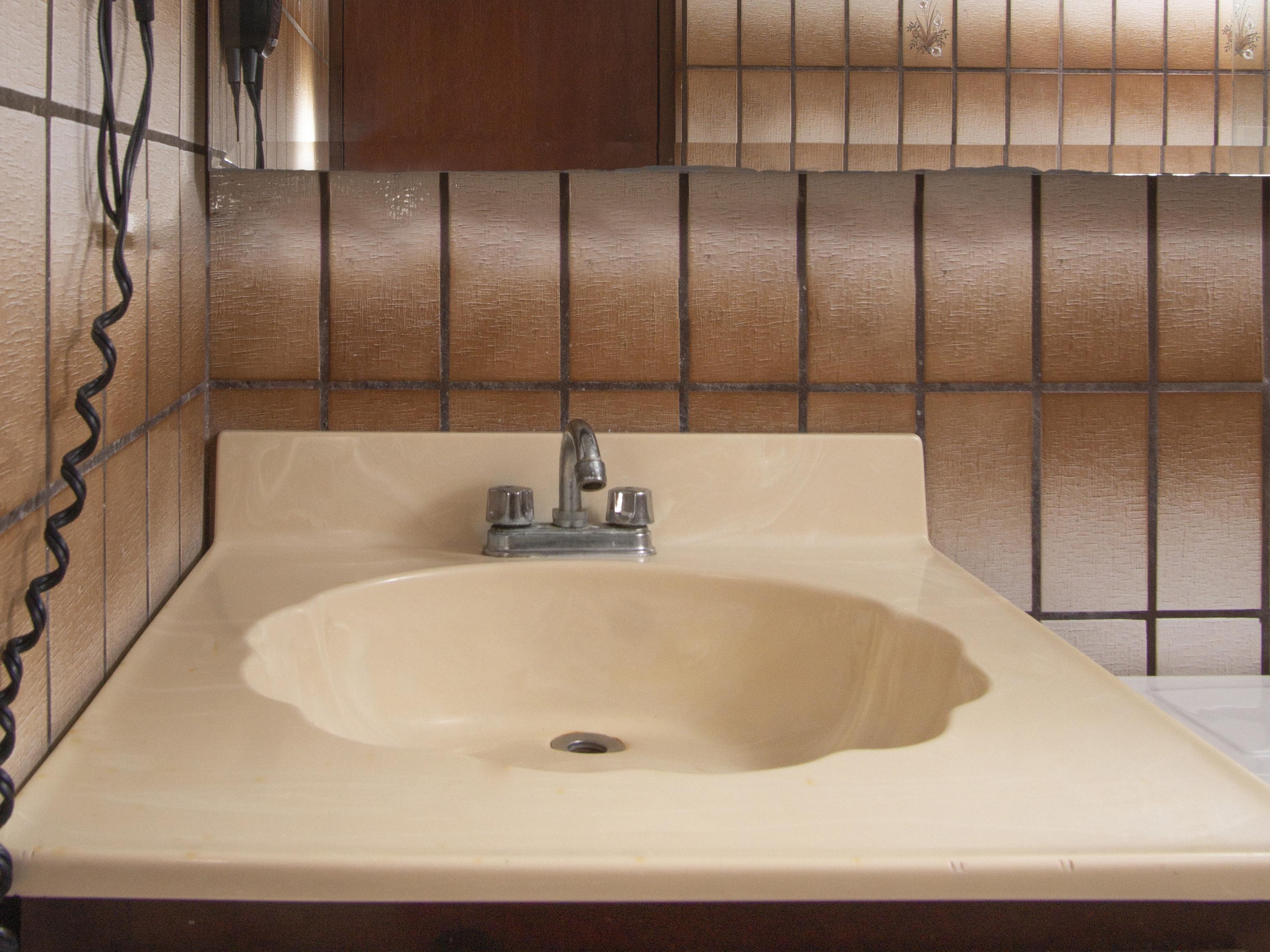 Oyo Hotel Hacienda Don Luis, Rosarito Exteriér fotografie A typical American bathroom sink