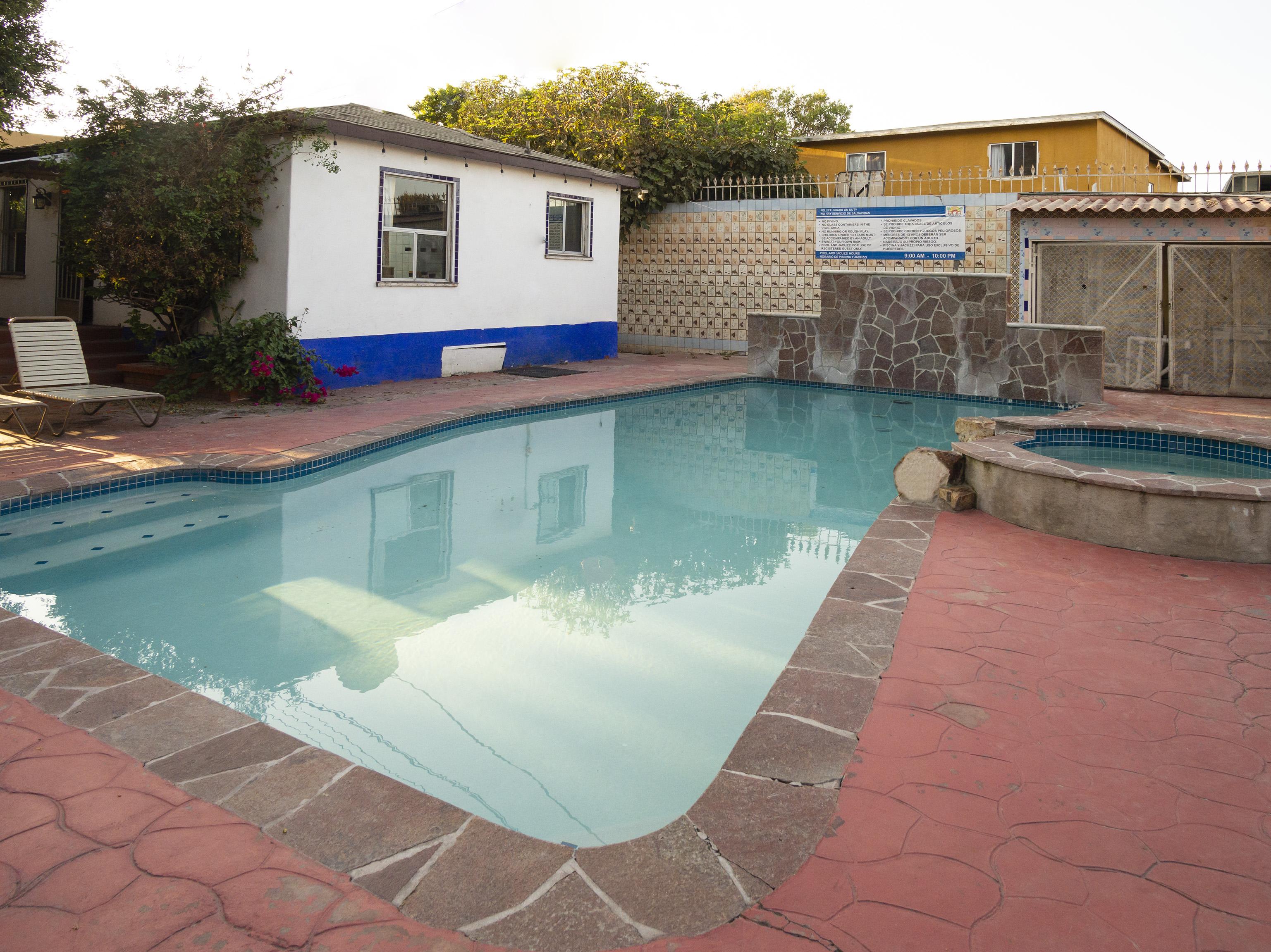 Oyo Hotel Hacienda Don Luis, Rosarito Exteriér fotografie A swimming pool in a private backyard