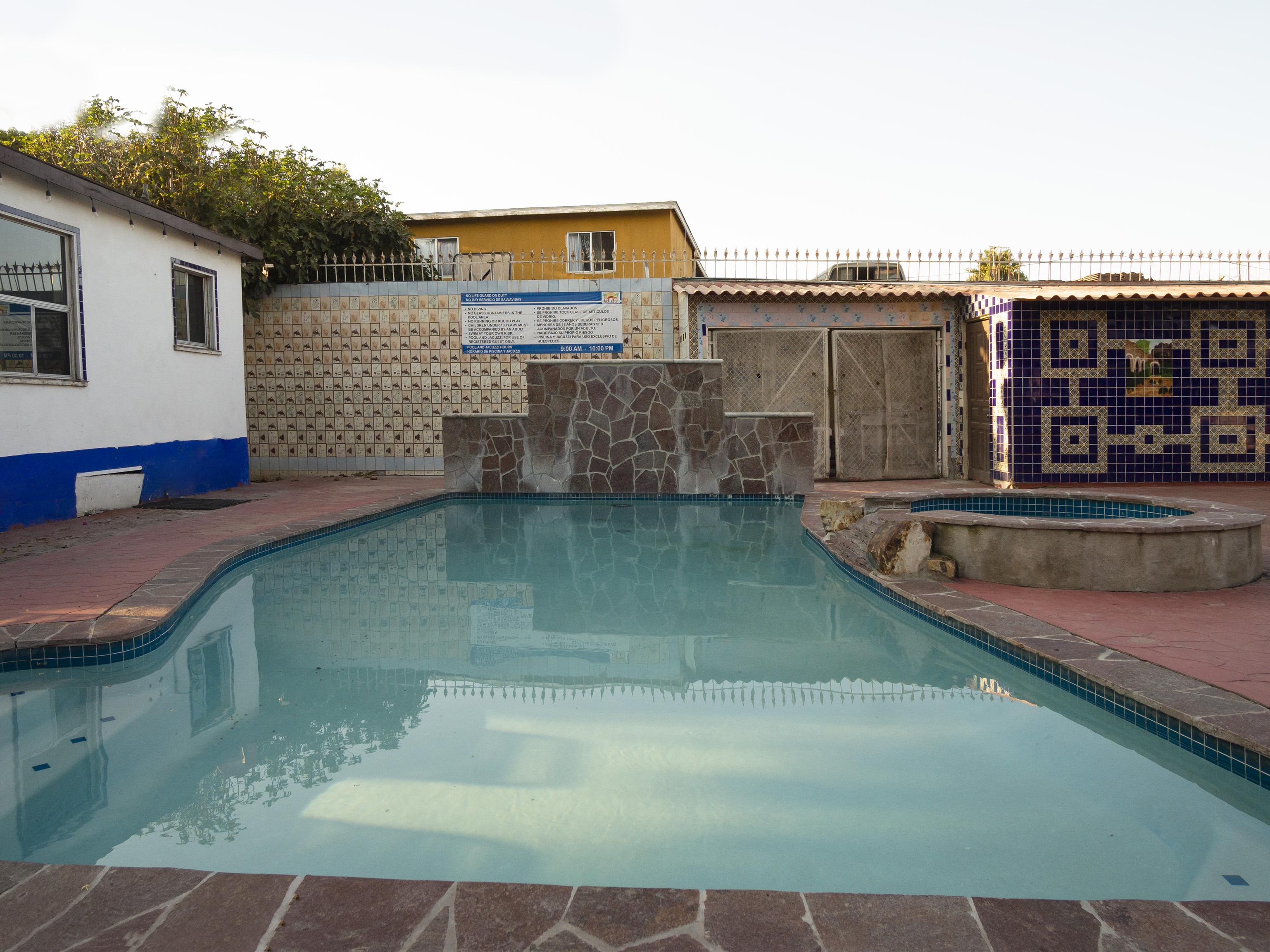 Oyo Hotel Hacienda Don Luis, Rosarito Exteriér fotografie A swimming pool in a house in Soweto, South Africa