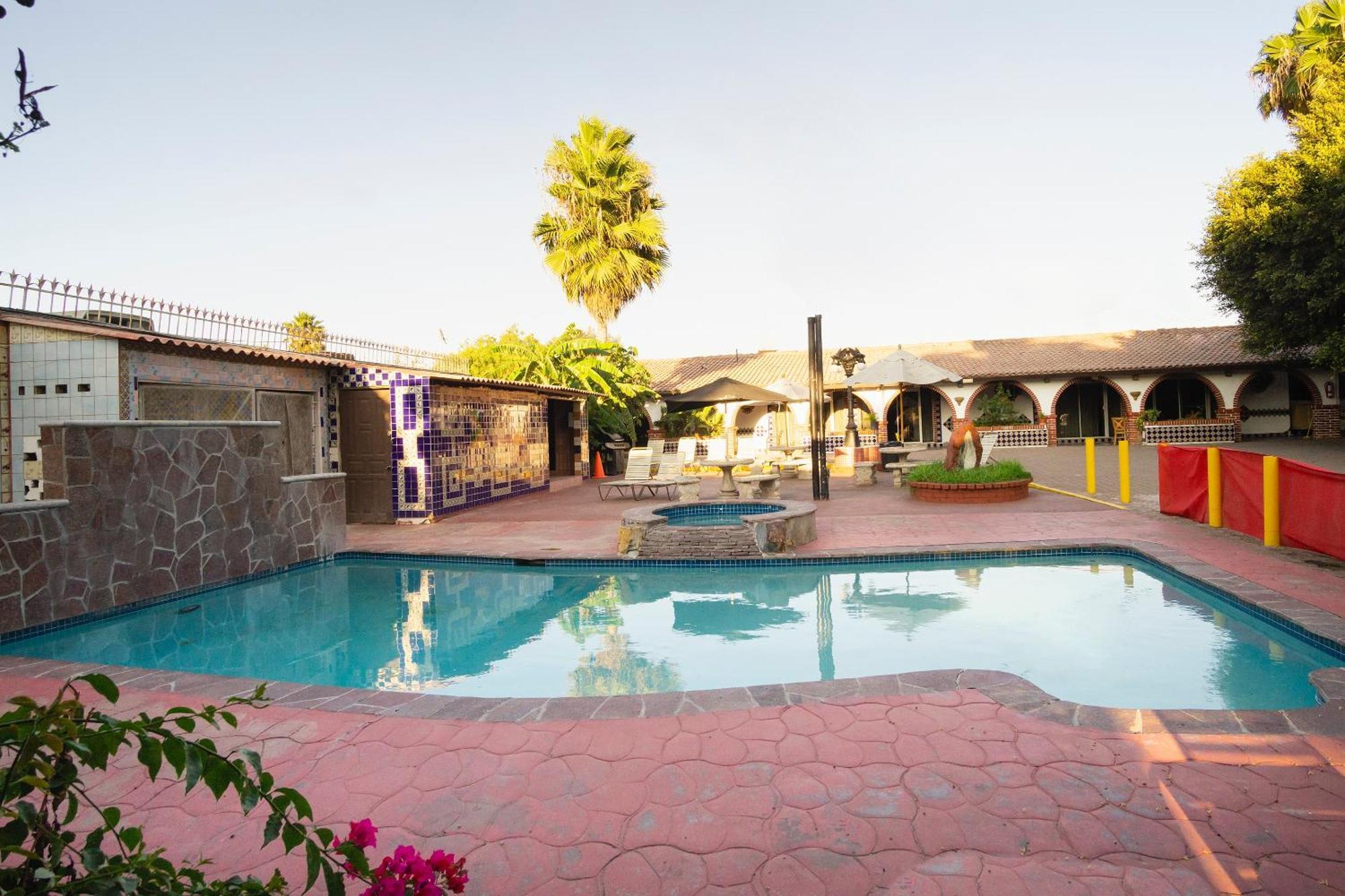 Oyo Hotel Hacienda Don Luis, Rosarito Exteriér fotografie The pool at the Oasis of Miniatures